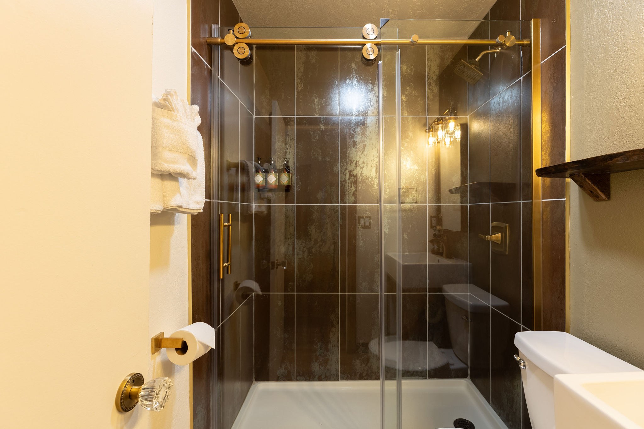 1 Bedroom w/ Kitchen interior at The Burgundy — view 2