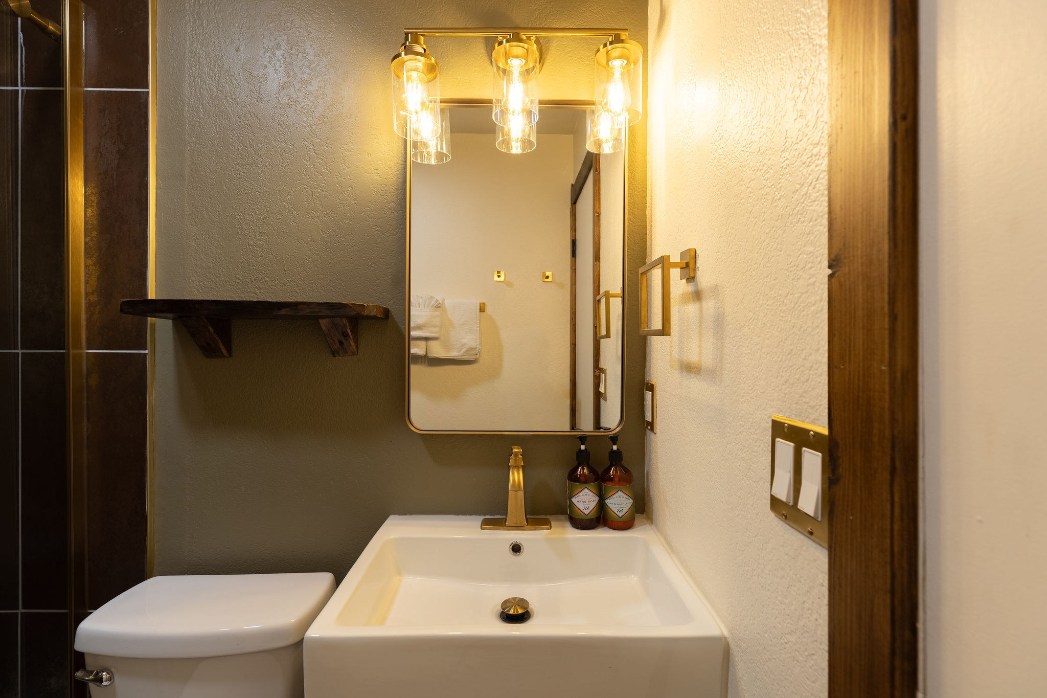 1 Bedroom w/ Kitchen interior at The Burgundy — view 3