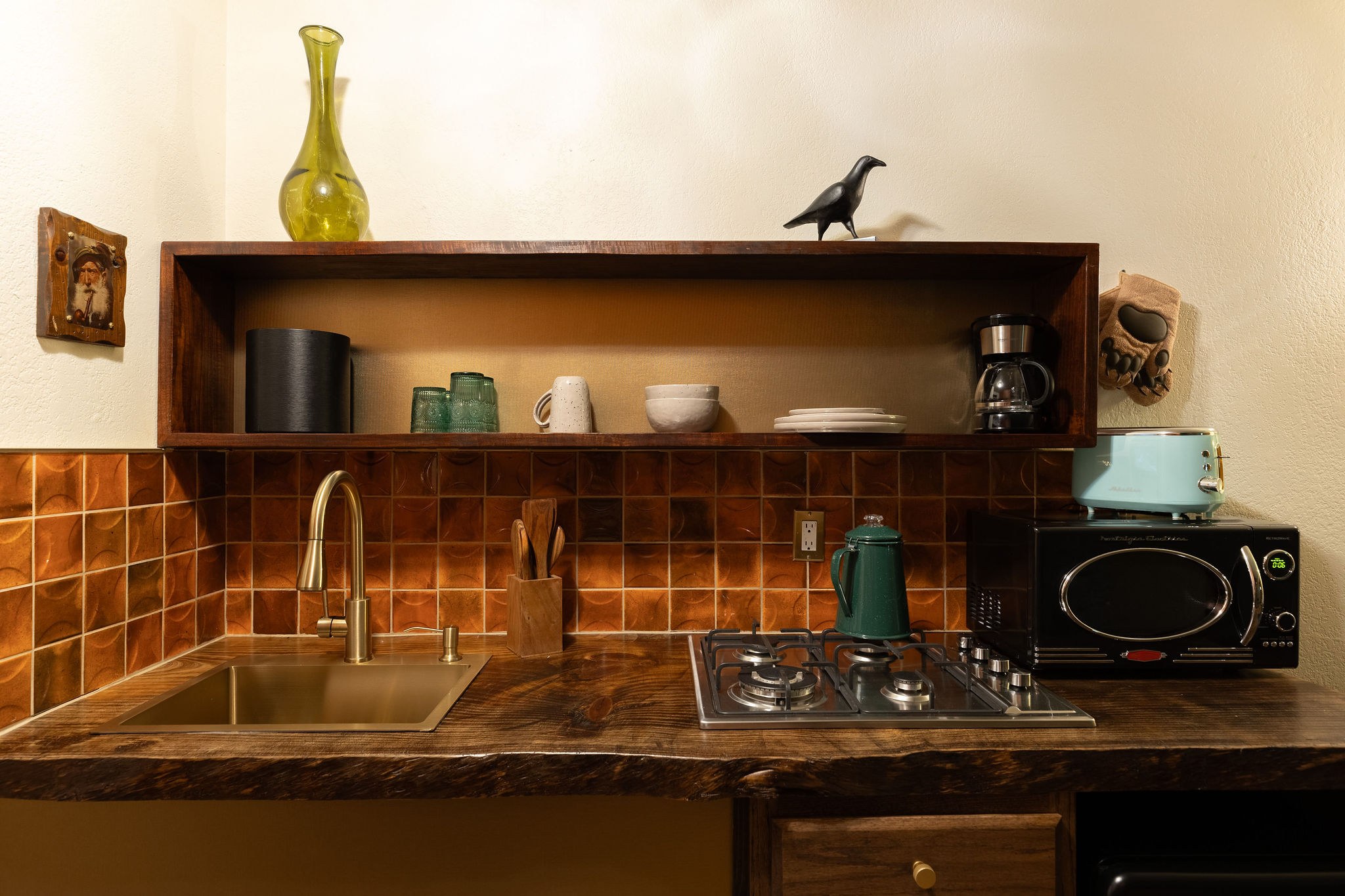 1 Bedroom w/ Kitchen interior at The Burgundy — view 6