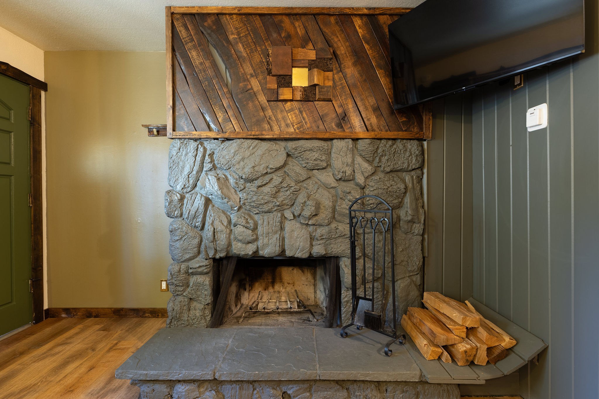 1 Bedroom w/ Kitchen interior at The Burgundy — view 7