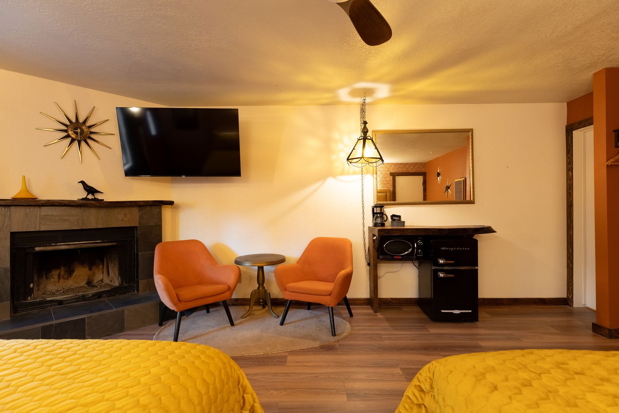 Double Queen interior at The Burgundy — view 4