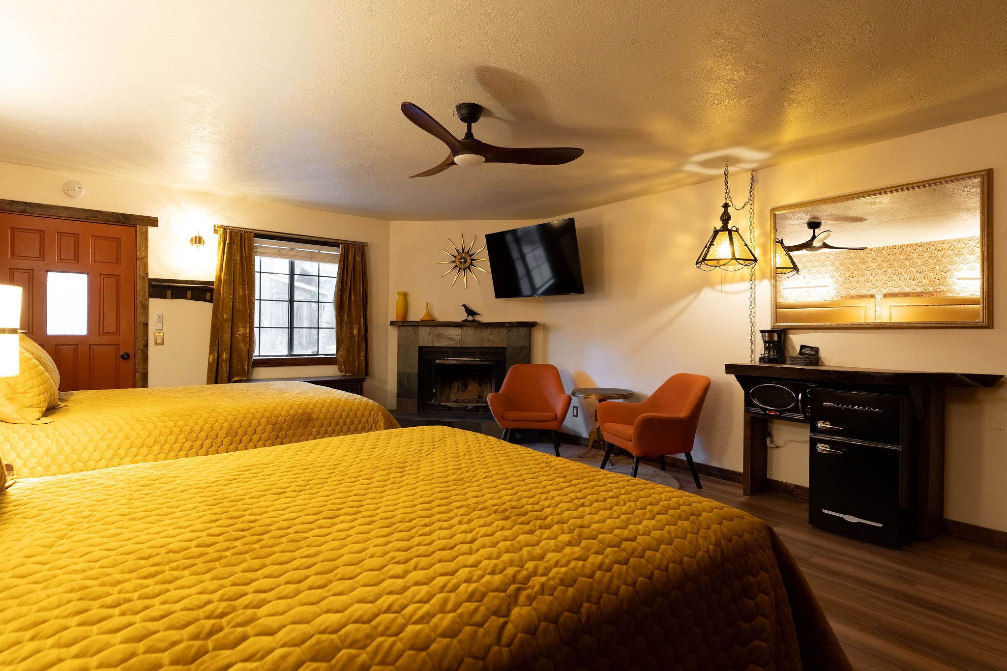 Double Queen interior at The Burgundy — view 5