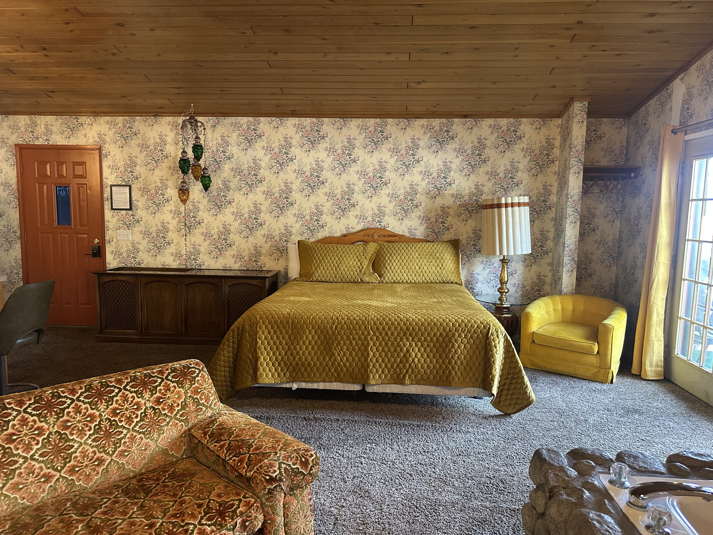 XL Spa Suite interior at The Burgundy — view 5